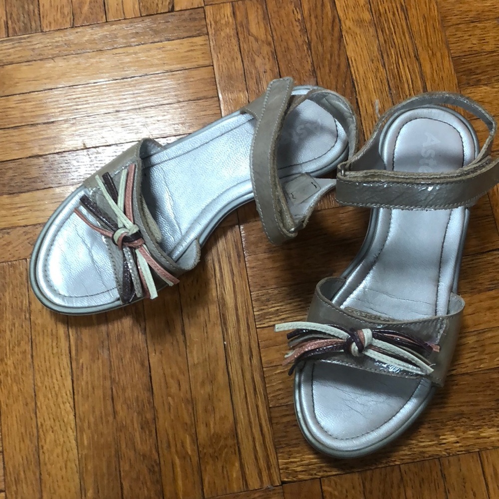 Girl’s sandals